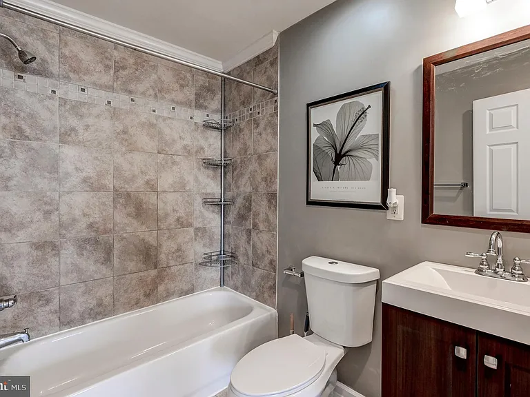 2103 E Madison St — Photo 11