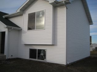 3208 11th St SW, Minot, ND 58701