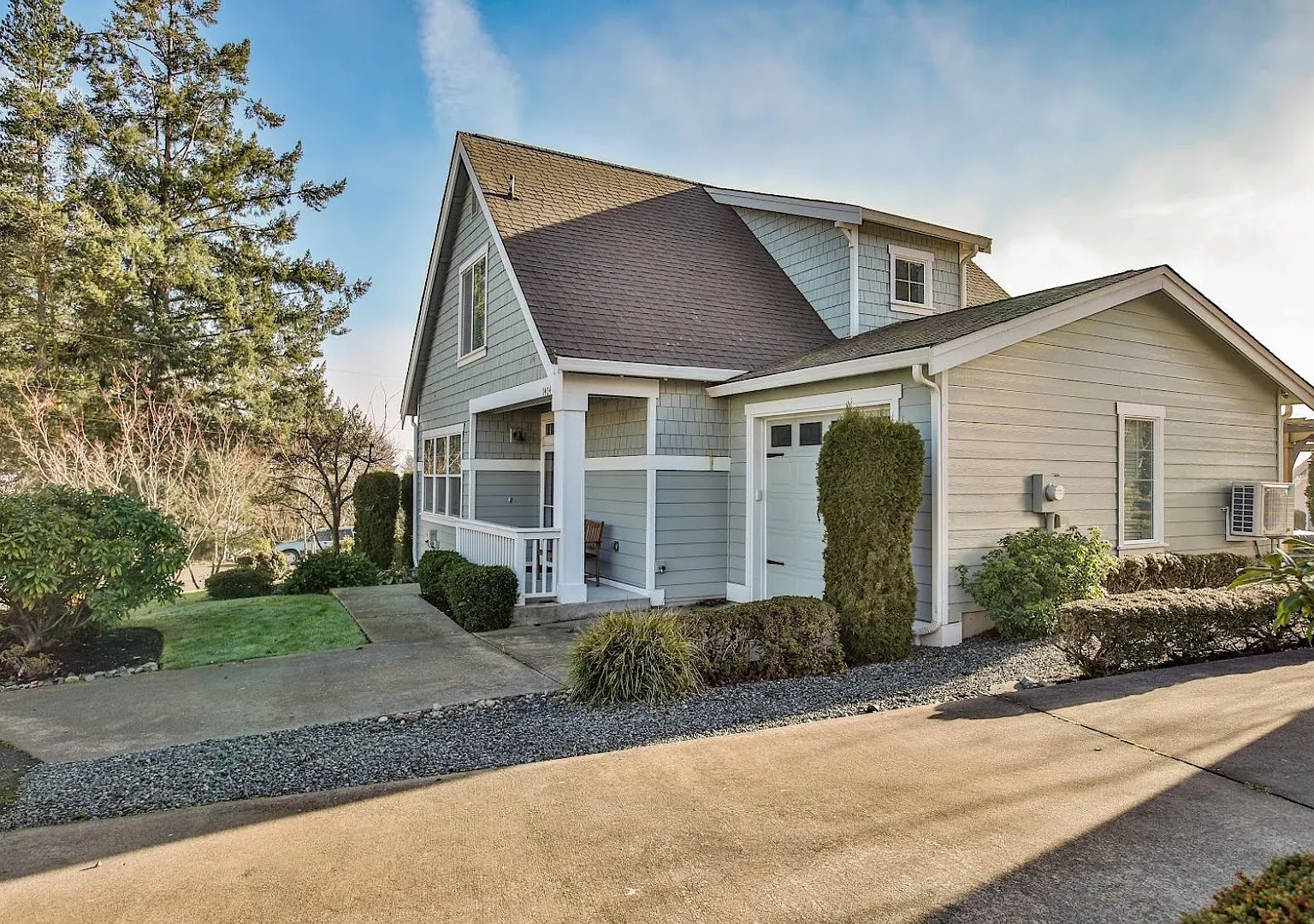 Gorgeous- Fully Furnished Home in Holmes Harbor, Pet Friendly and Landscape Included! — Photo 3