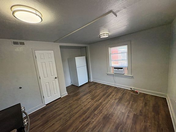 3rd image of 1941 J St #6