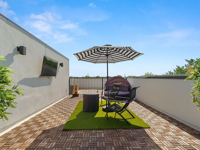 512 Avenue L — Photo 2