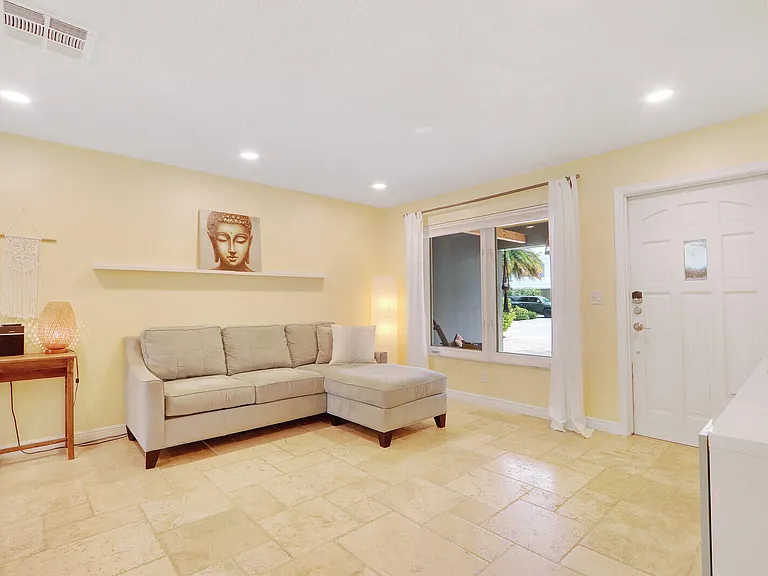 721 N Lakeside Dr — Photo 5