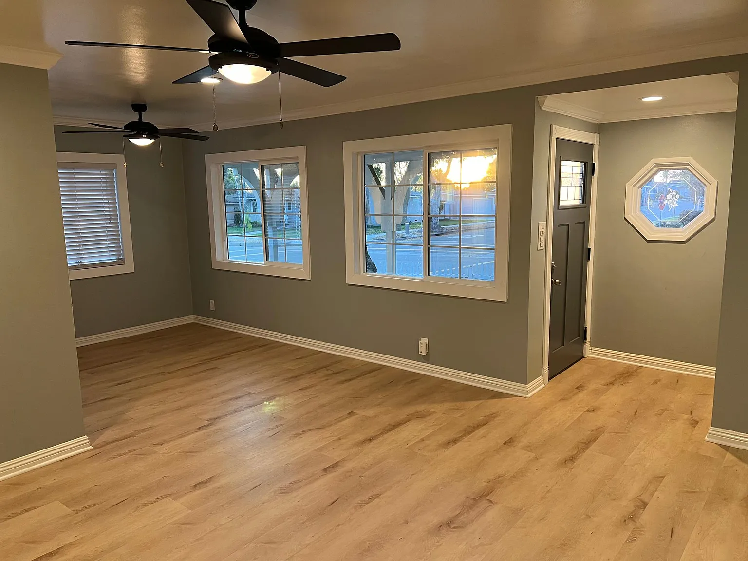3 bed, 1.5 bath, 1600 sqft, $3,450 — Photo 2