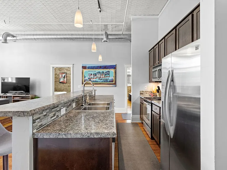 116 S Broadway St — Photo 16