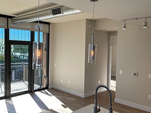 5th image of 2000 Clarendon Blvd #606