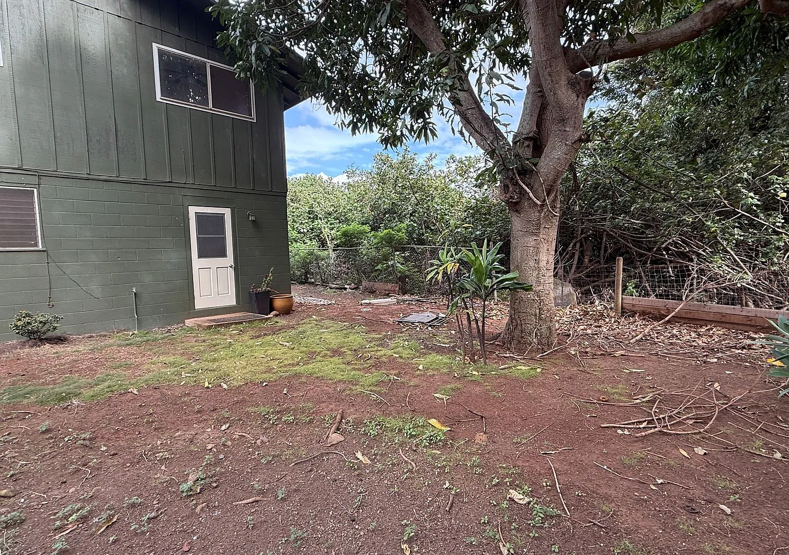 LS011. (3). 219 W Waiko Rd #F Duplex Left — Photo 2