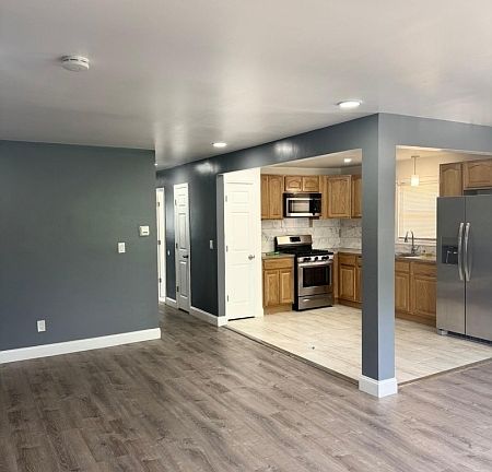 5th image of 39 Stecher St Floor 2