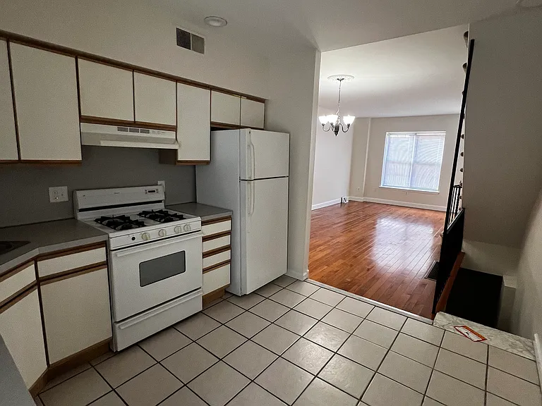 1805 Daly St — Photo 9