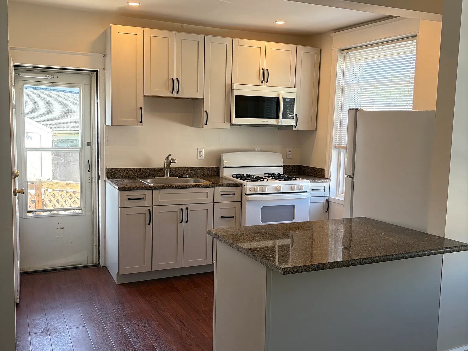 2 bed, 900 sqft, $1,875 — Photo 1