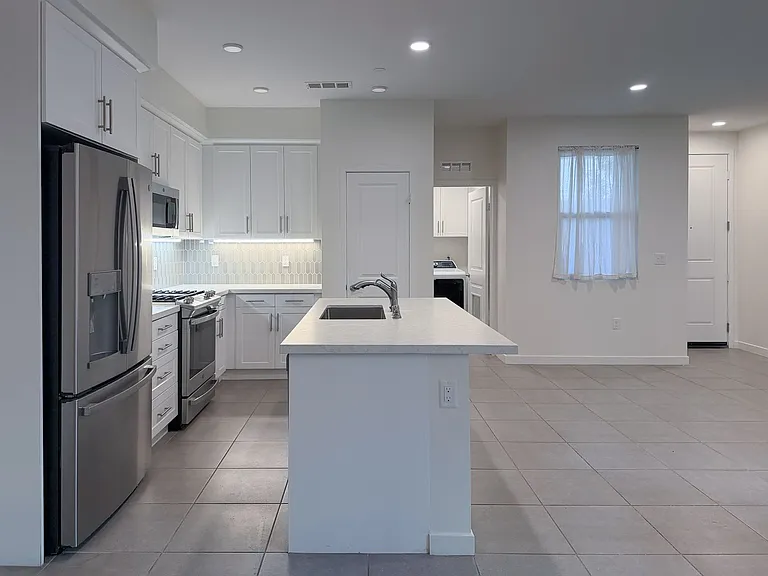 1568 E Thompson Blvd — Photo 10