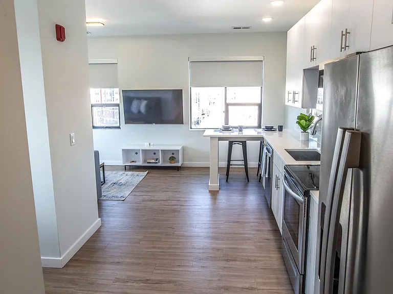 504 E Stoughton St — Photo 2