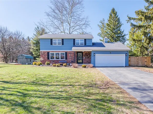 14 Manor Hill Dr, Fairport, NY 14450