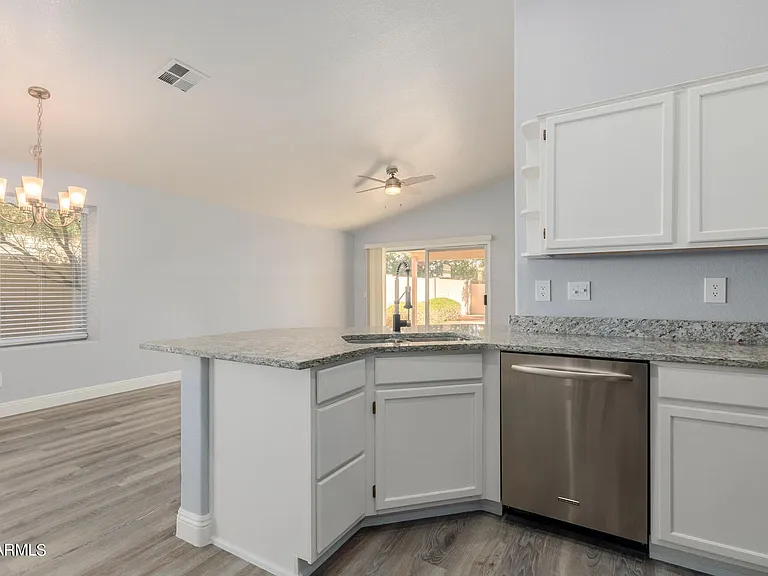 109 W Helena Dr — Photo 15