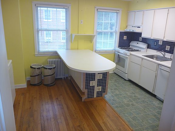 Kitchen (has been repainted)