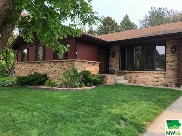 1302 Spruce St, Yankton, SD 57078