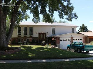 4527 Ridgeglen Rd, Colorado Springs, CO 80918