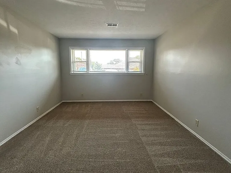 915 N 48th Ave — Photo 1