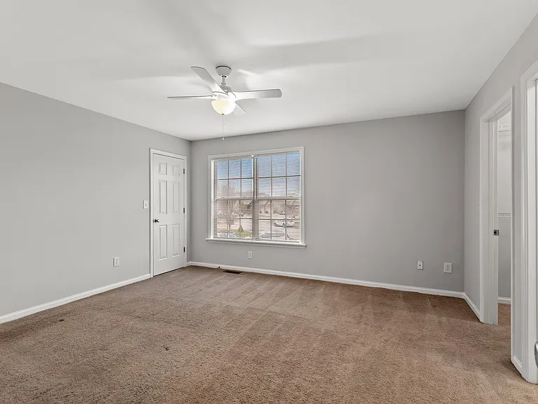 136 Lowell Ct — Photo 17