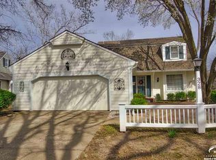 328 Woodlawn Ct, Lawrence, KS 66049
