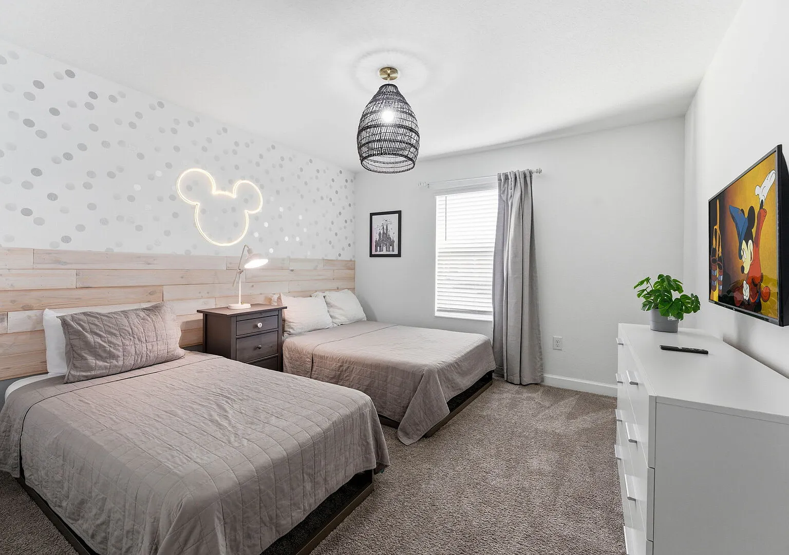 Chic 4BR Disney Retreat with Pool, Mickey Rooms — Photo 4