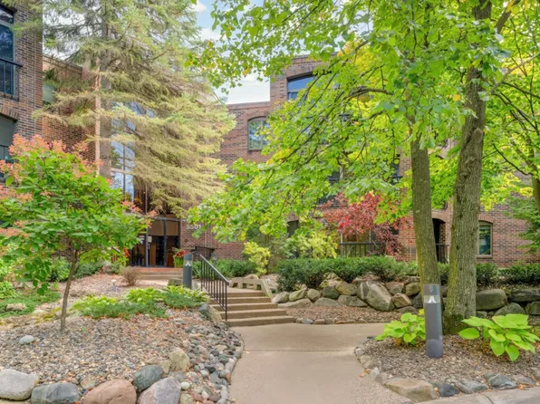 5501 Dewey Hill Rd APT 239, Edina, MN 55439