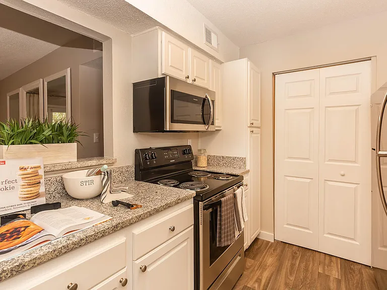 GRANITE COUNTERTOPS IN KITCHEN