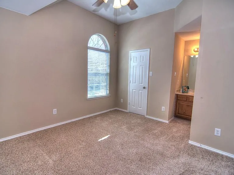 9400 Woodhurst Dr — Photo 16