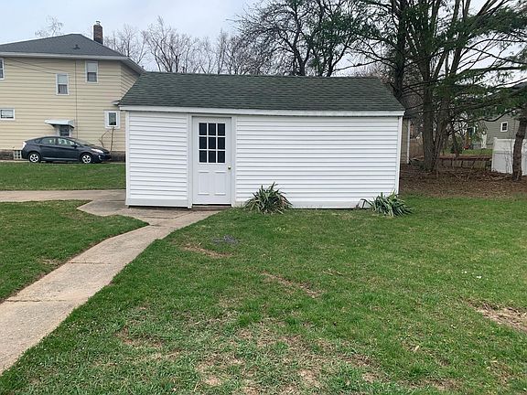 4th image of 906 Flat St NE