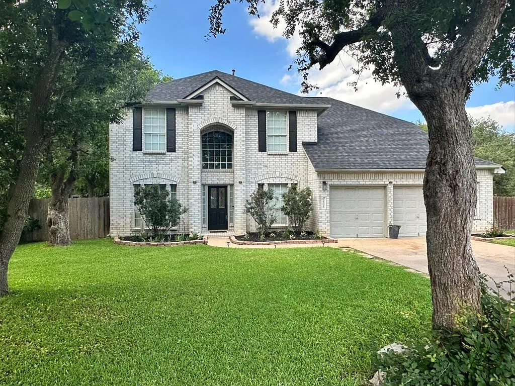 4 bed, 2.5 bath, 2311 sqft, $2,500 — Photo 2