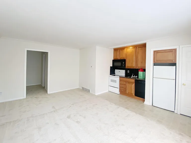 Somerset Apartments — Photo 7