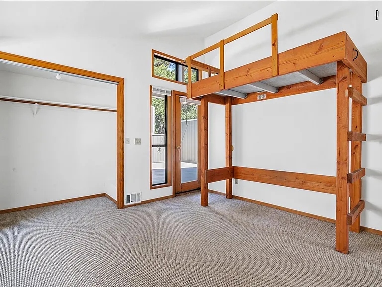 561 Luneta Dr — Photo 5