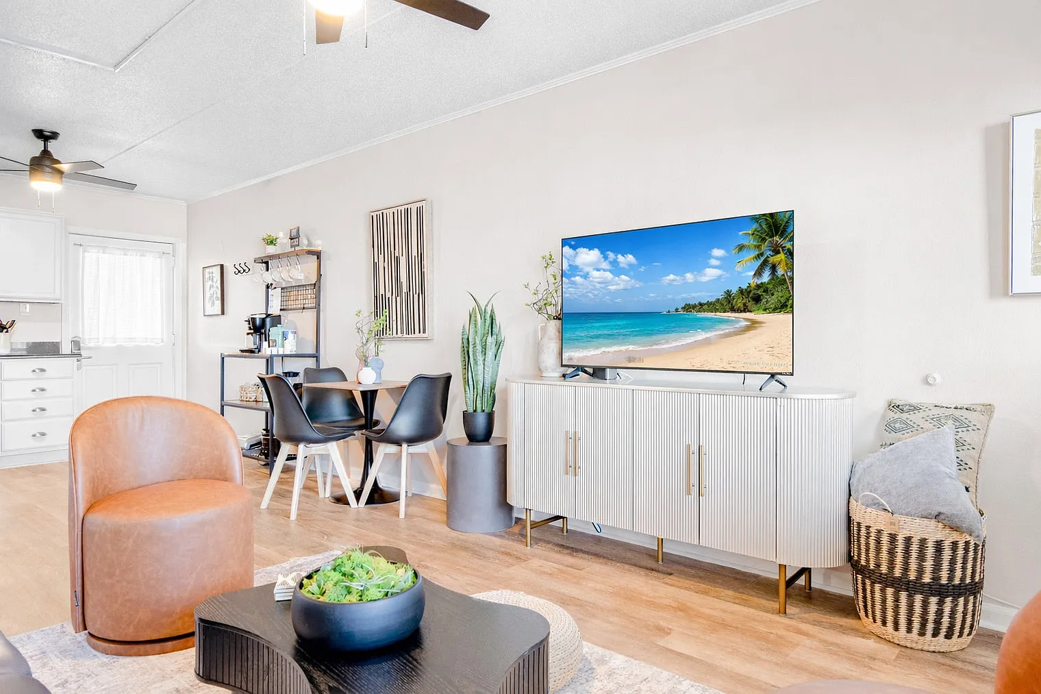 2 bed, 1.0 bath, 7254 sqft, $2,060 — Photo 1