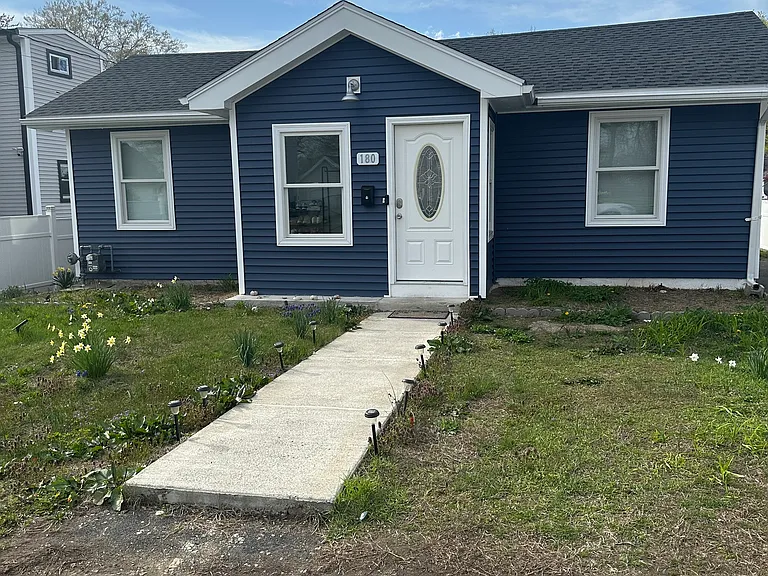 180 Pleasantview Ave — Photo 1
