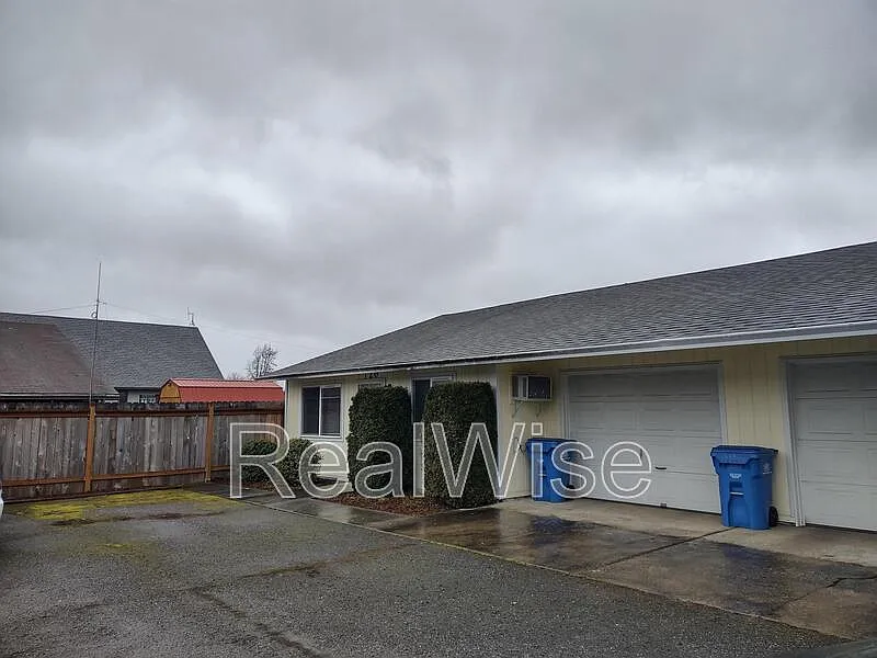 2 bed, 1.0 bath, 805 sqft, $1,000 — Photo 3