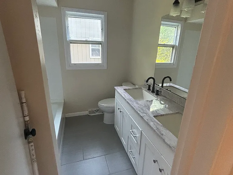 2462 Woodcliff Ave SE — Photo 2