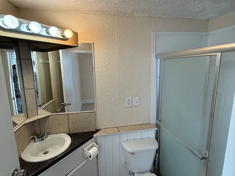 230 N Woodlawn St — Photo 6