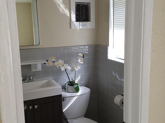 5th image of 380 SE 12th Ave APT 4