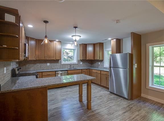 3rd image of 278 Lorraine Dr