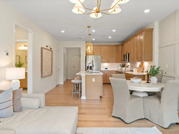 6 Stratton Dr #109, Woburn, MA 01801