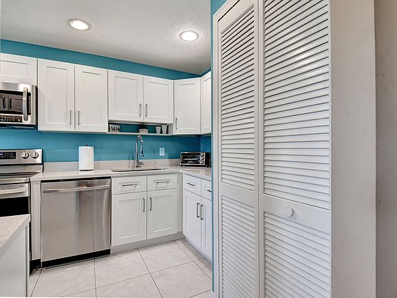 4th image of 3 Stratford Drive #E