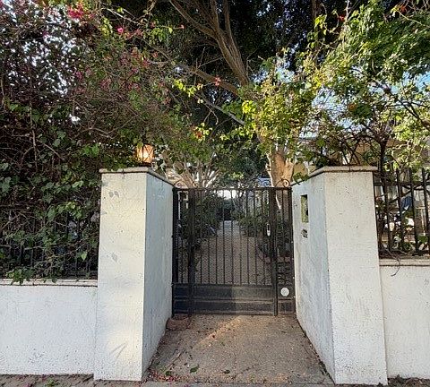 2nd image of 1537 N Serrano Ave