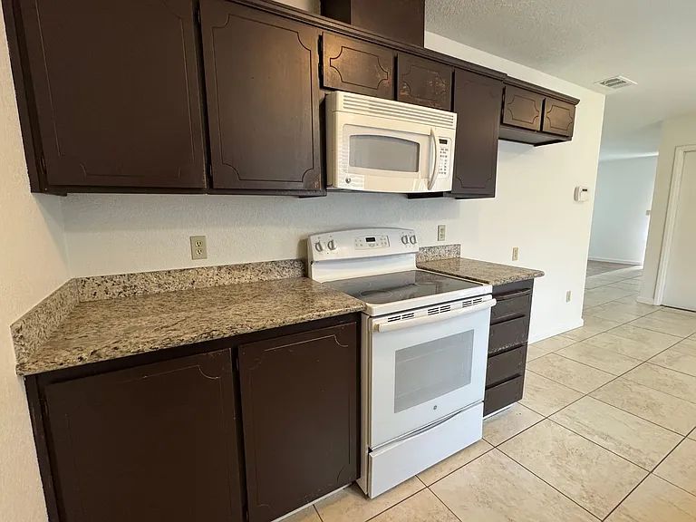 2047 Deauville Dr — Photo 9