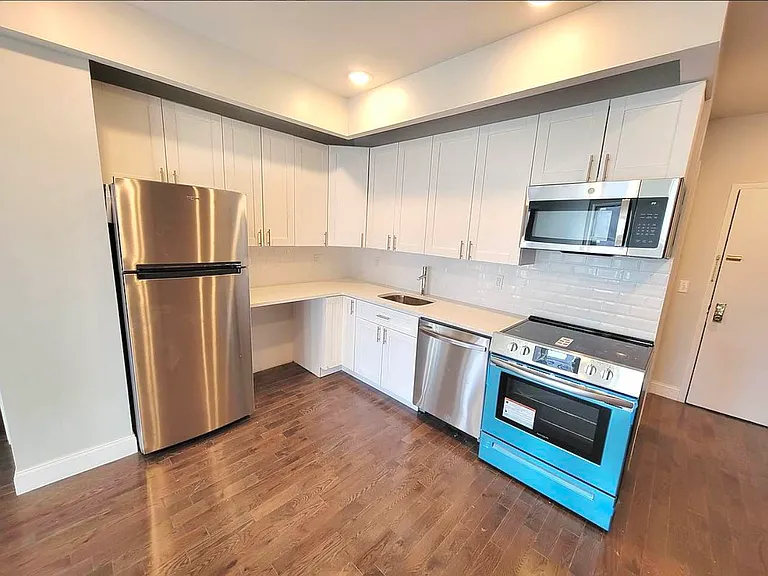 184 Nagle Ave #2L — Photo 1