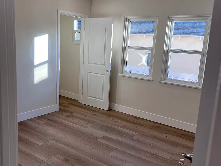 1327 Spazier Ave — Photo 12