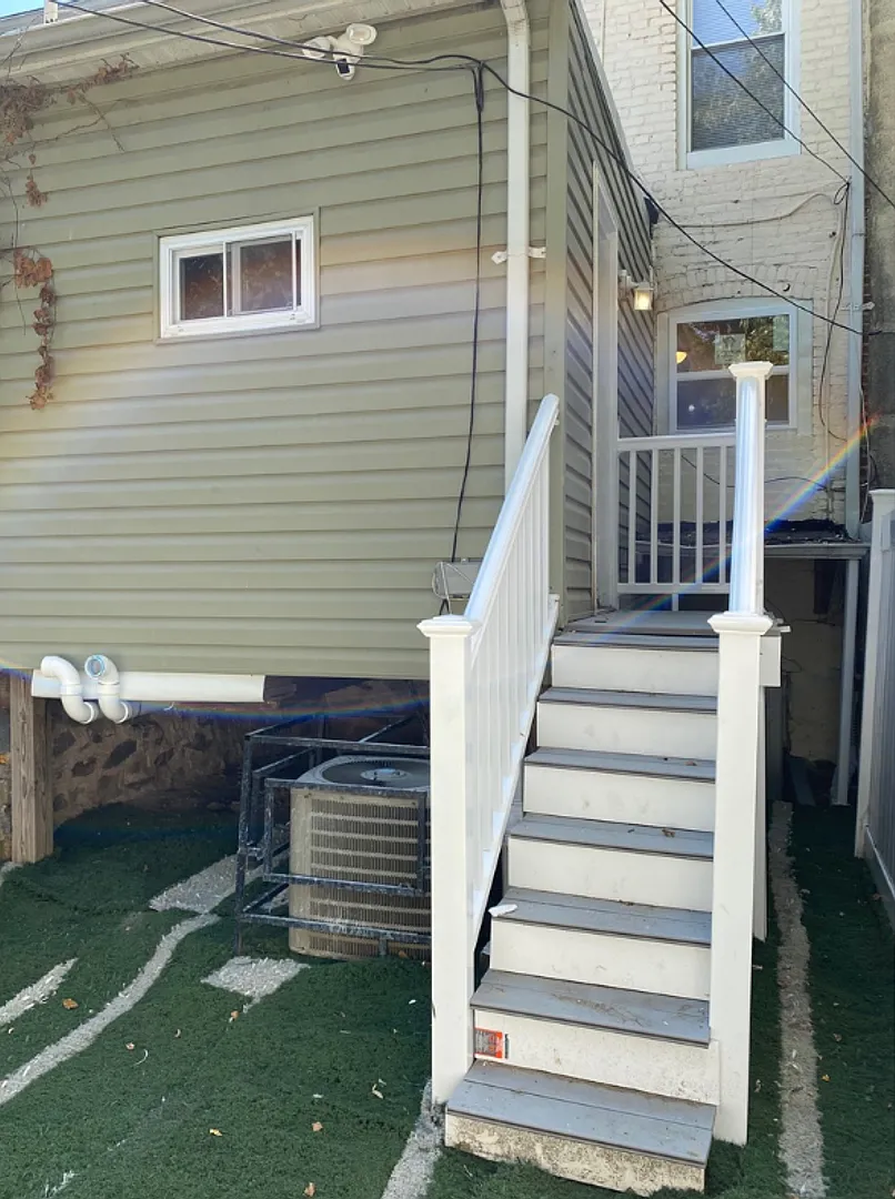 627 Denison St - $750 Available (Private Bath) — Photo 3