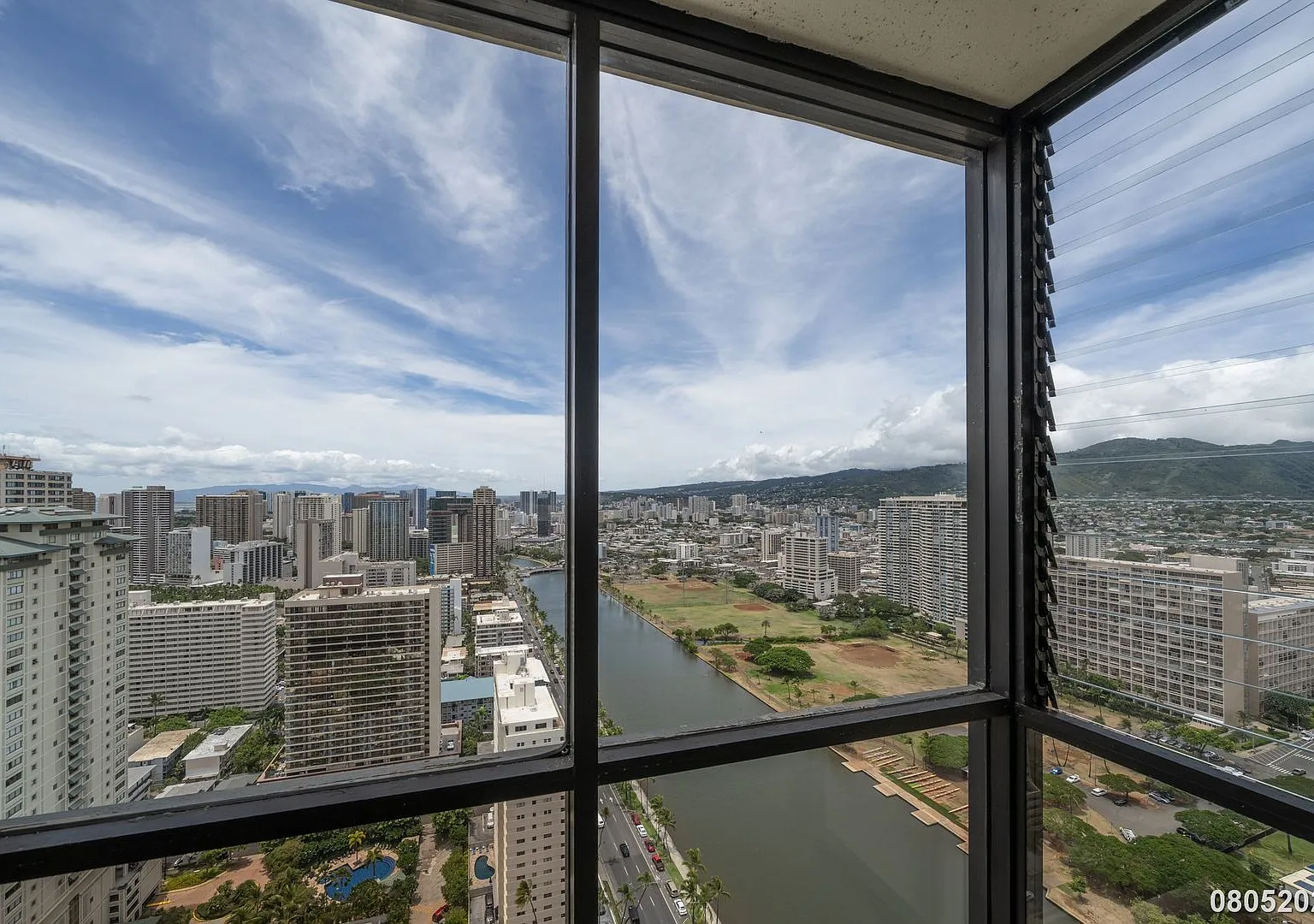 High-Floor 2-Bedroom in Waikiki Diamond Head & Ocean Views, Renovated Bath, In-Unit Laundry — Photo 4