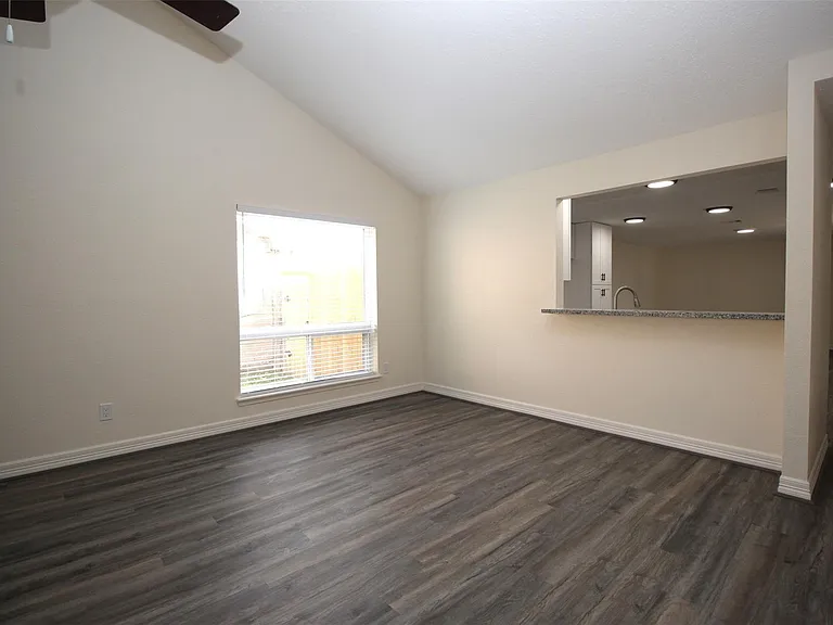 805 Willow Creek Dr — Photo 5