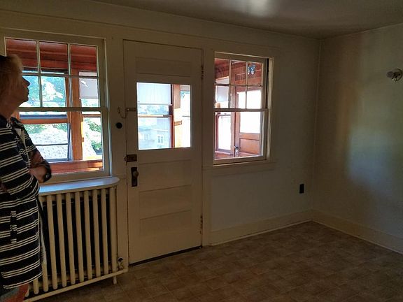 Kitchen dining area