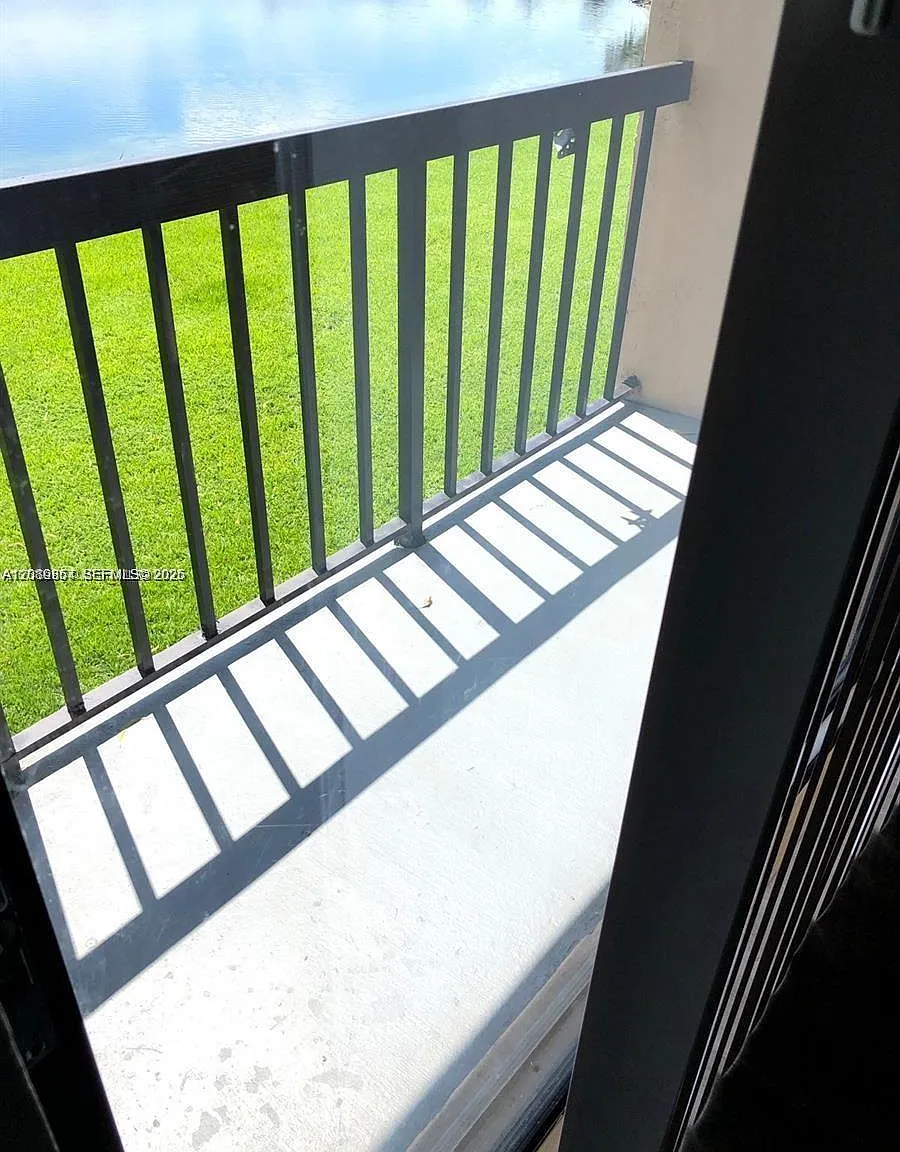 Lago Grande One Condo — Photo 1