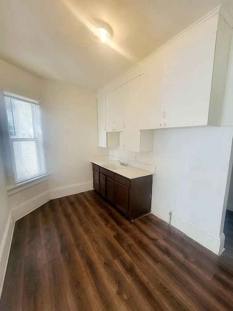1 bed, 1.0 bath, $925 — Photo 2